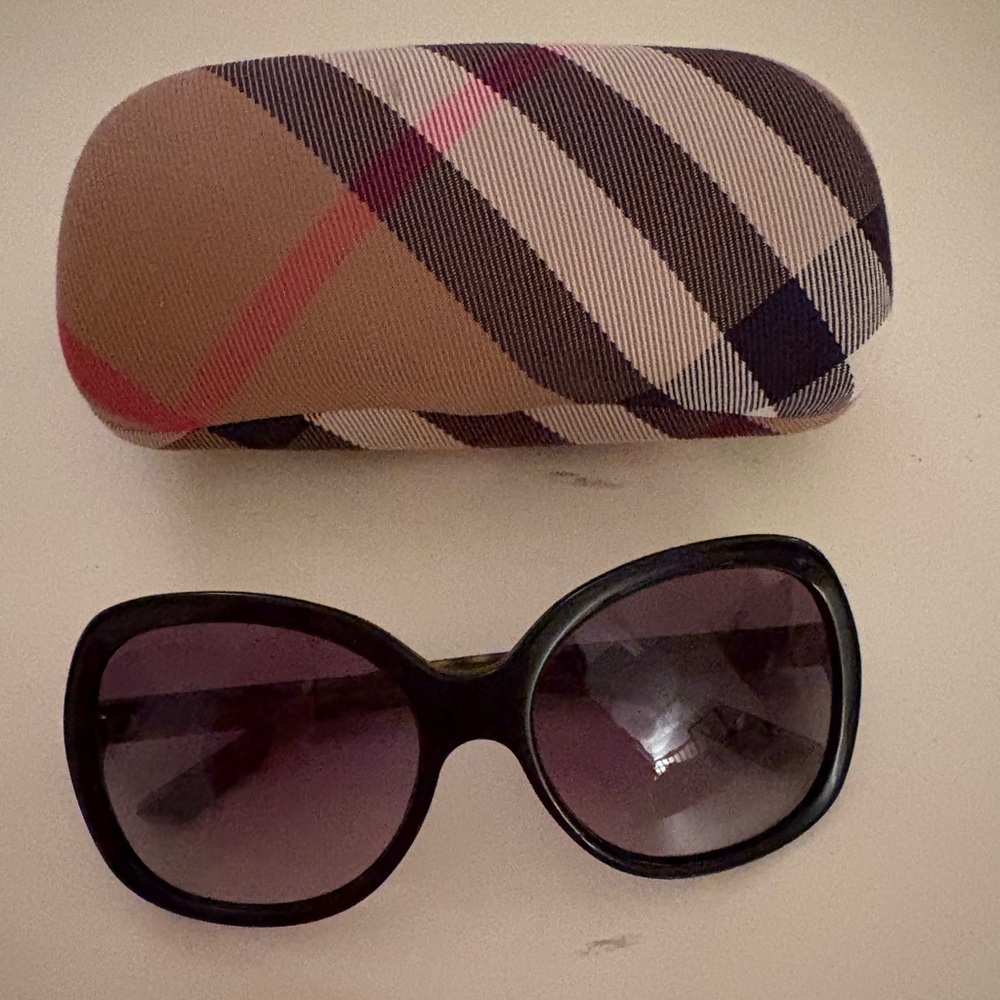 Burberry Sunglasses B4077